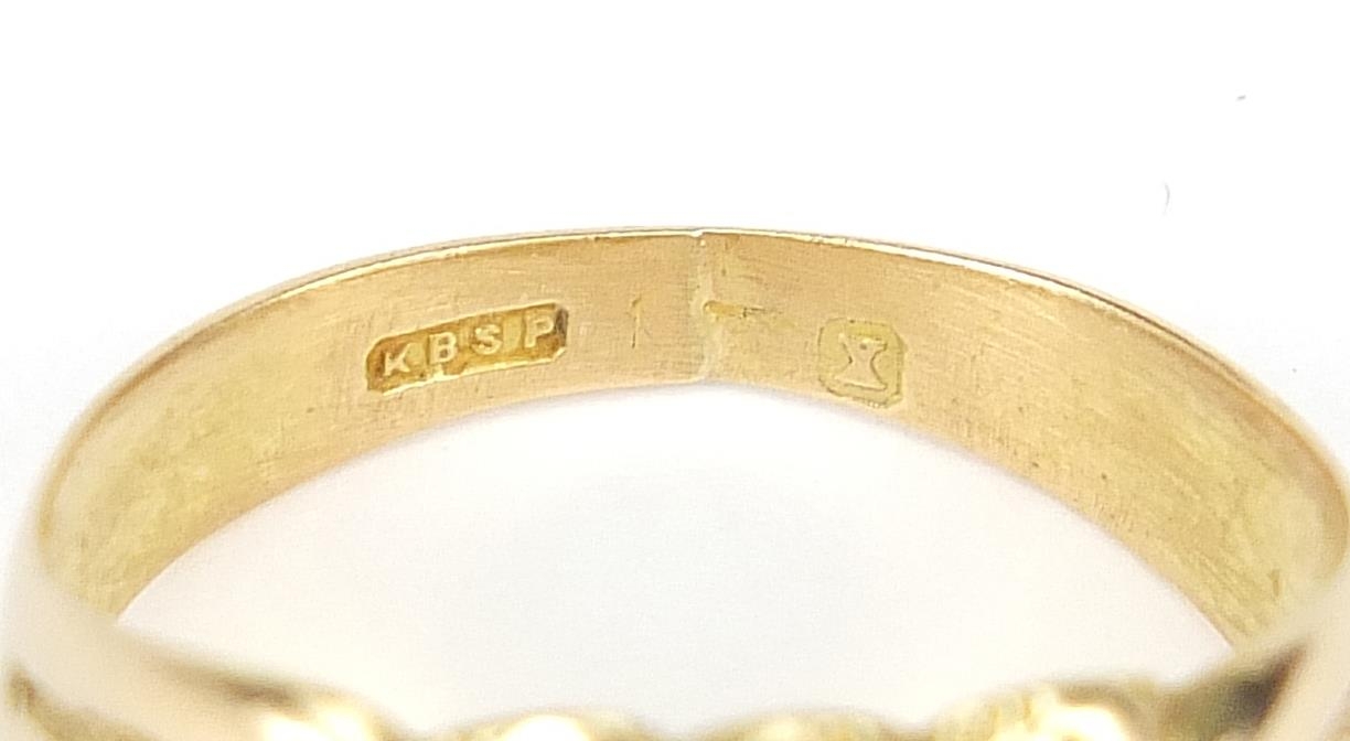 18ct gold ring with embossed decoration, indistinct marks, size S, 7.8g - this lot is sold without - Image 5 of 6