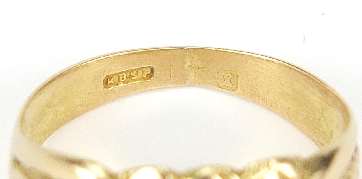 18ct gold ring with embossed decoration, indistinct marks, size S, 7.8g - this lot is sold without - Image 6 of 6