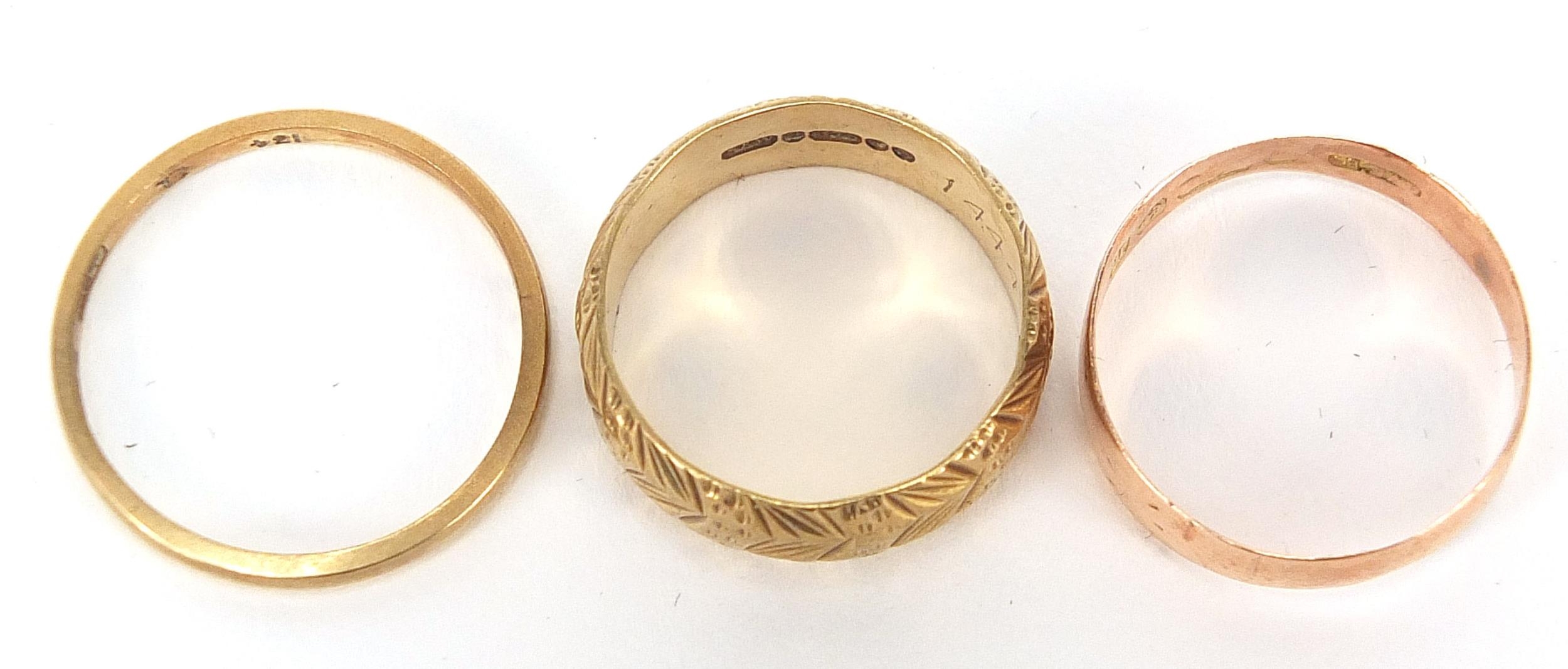 Three 9ct gold wedding bands including one with engraved decoration and one rose gold, sizes L, O - Image 3 of 9