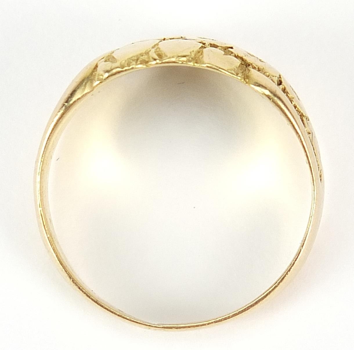 18ct gold ring with embossed decoration, indistinct marks, size S, 7.8g - this lot is sold without - Image 4 of 6