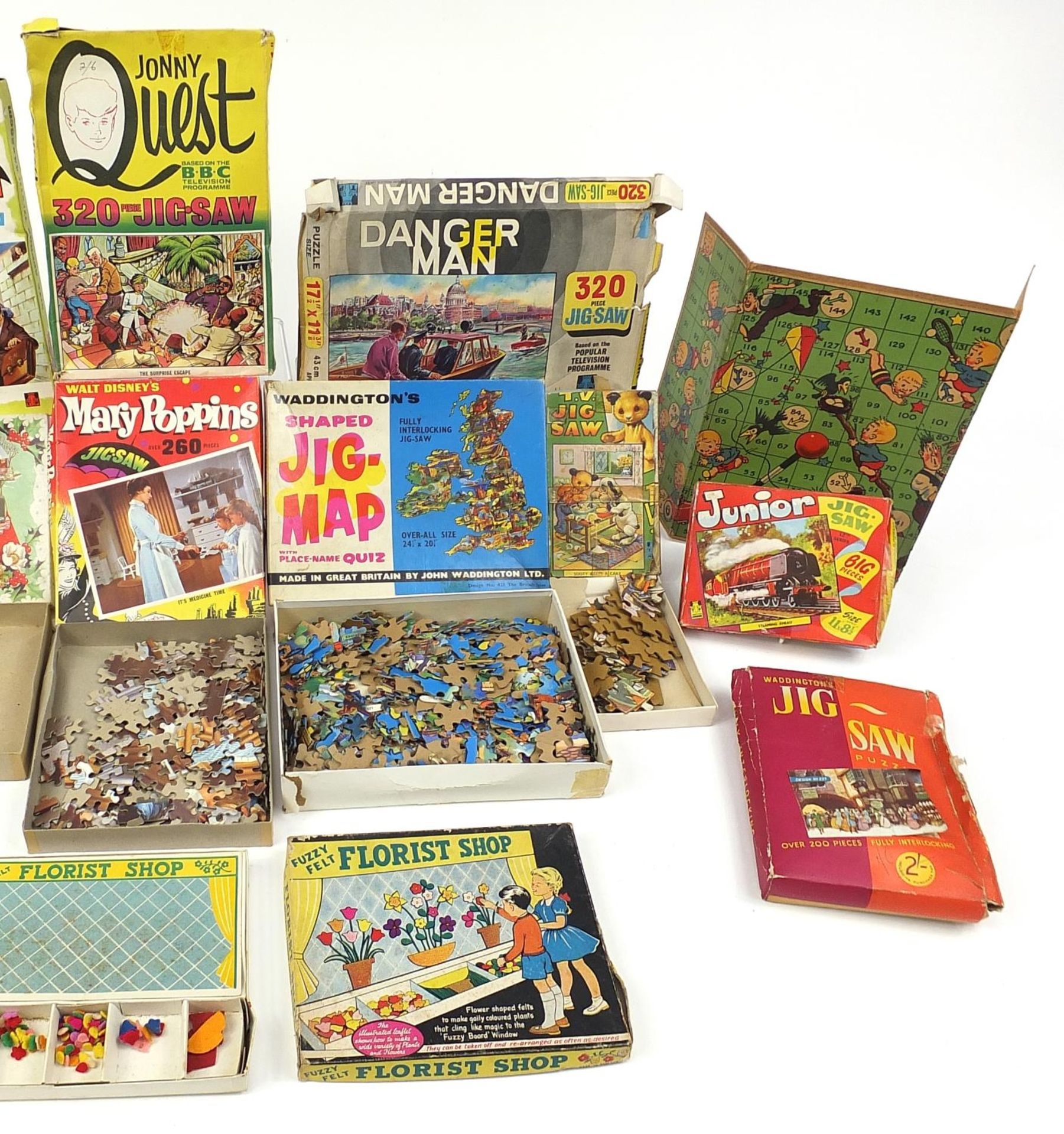 Collection of vintage jigsaw puzzles including Batman, Popeye, Yogi Bear, Disneyland and Sooty - Bild 3 aus 3