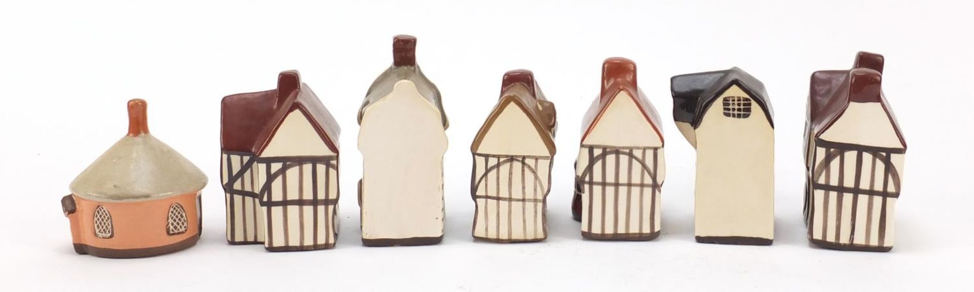 Seven Mudlen End Studio miniature cottages, the largest 9cm high - Bild 4 aus 10