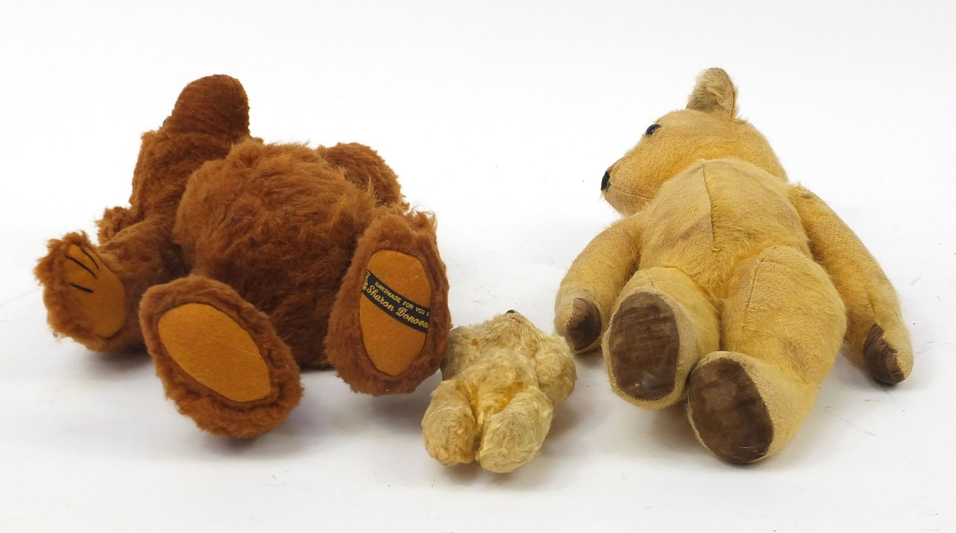 Three antique and later teddy bears with jointed limbs including one by Sharon Donovan with growler, - Bild 3 aus 3