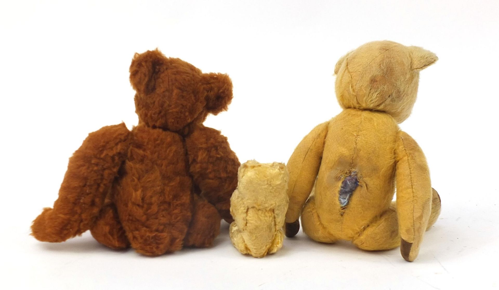 Three antique and later teddy bears with jointed limbs including one by Sharon Donovan with growler, - Bild 2 aus 3