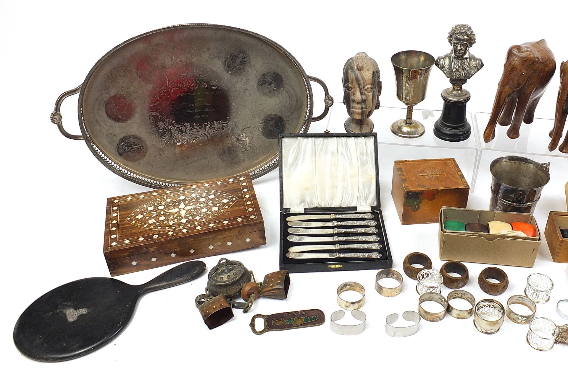 Wooden and metalware including a cased set of six silver handled butter knives, pewter tea for one - Bild 2 aus 4