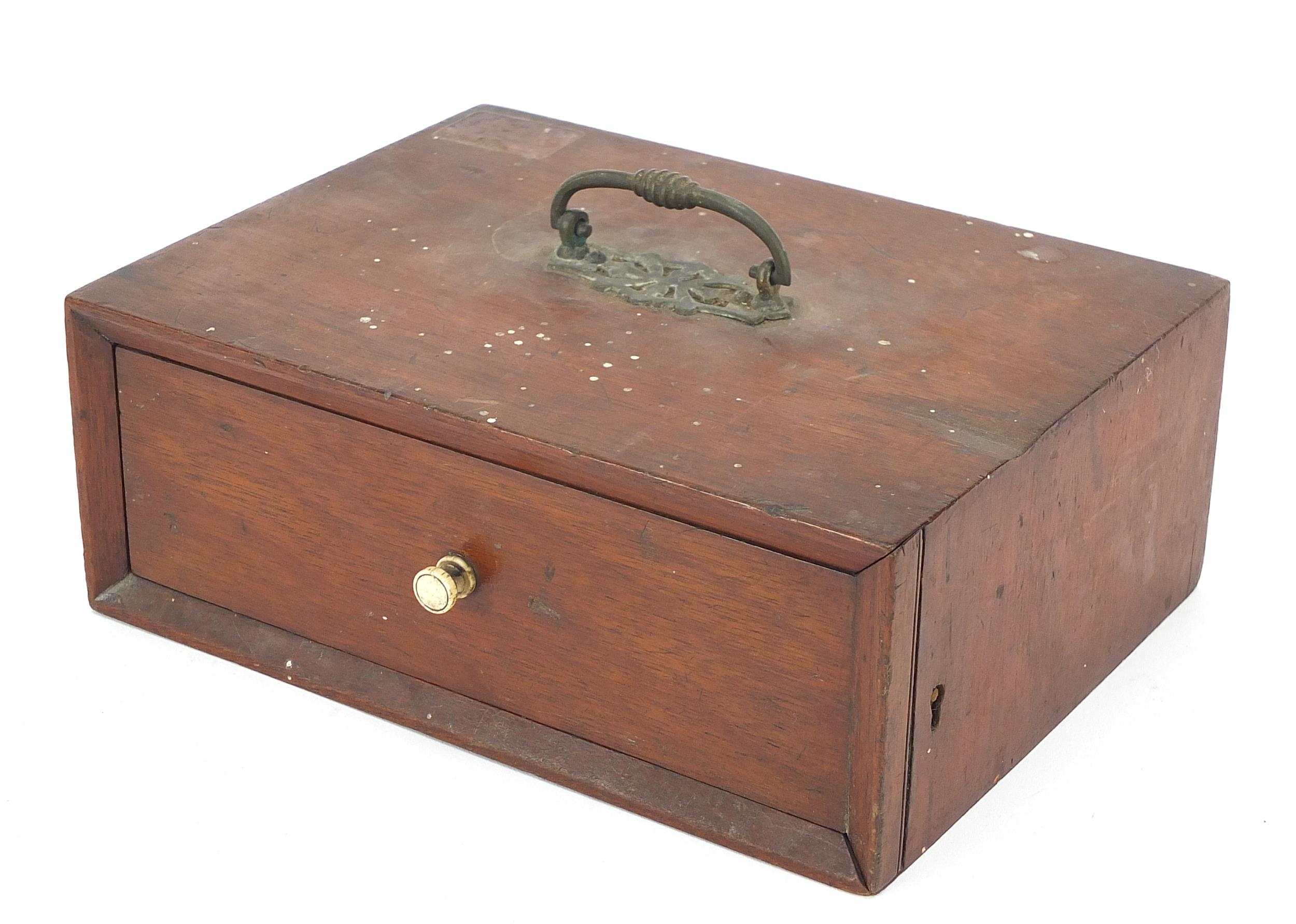 Mahogany coin collector's cabinet with six drawers and brass handle, by Edgar Lincoln, 8 Hollis - Image 5 of 6