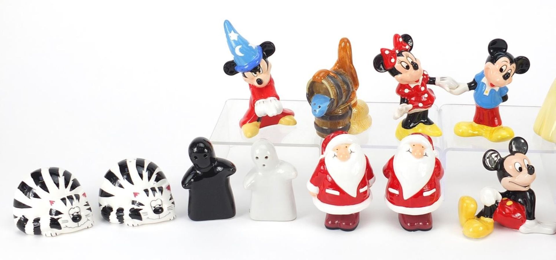 Collection of novelty salt and pepper shakers including Walt Disney Snow White, Mickey Mouse and - Bild 2 aus 3