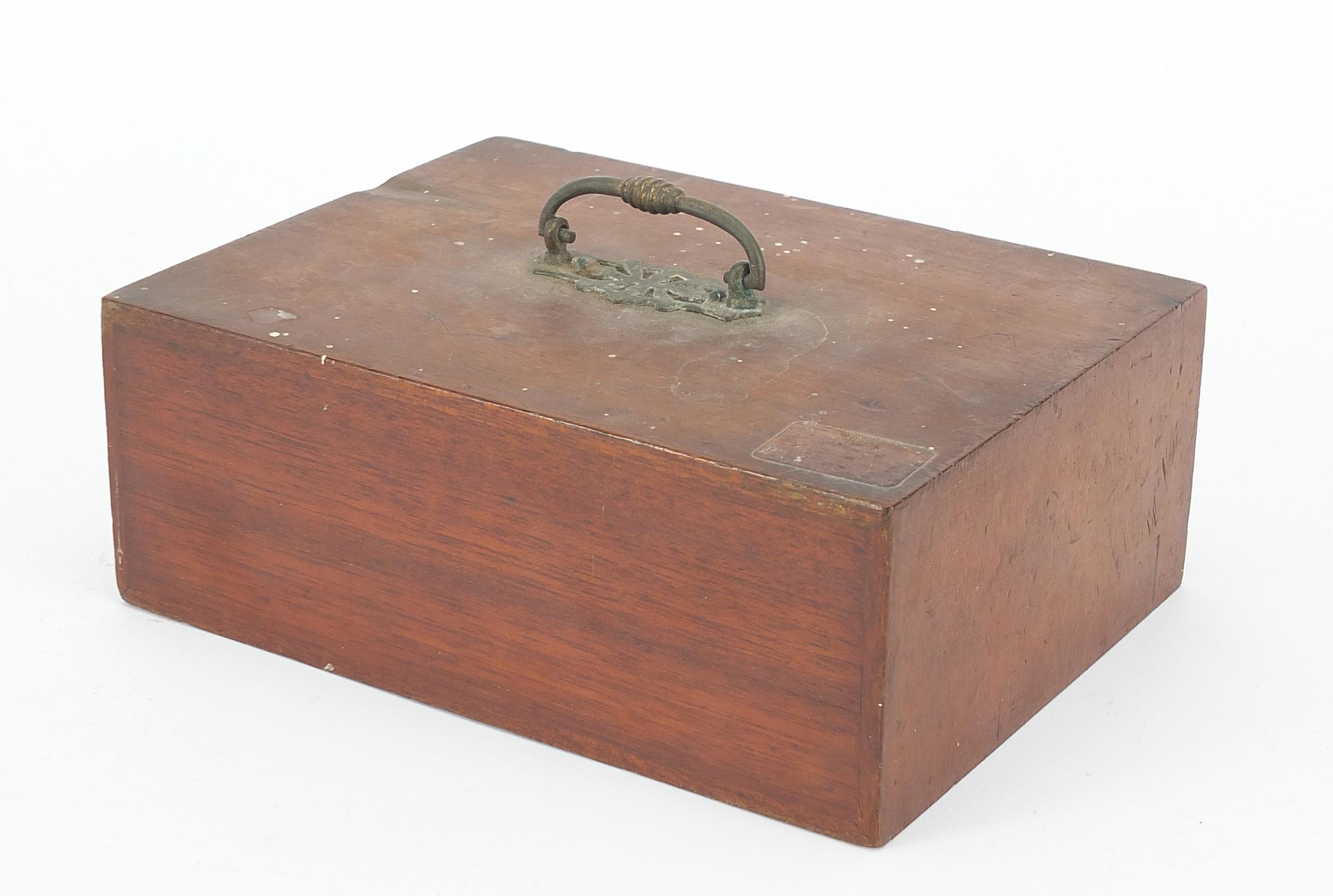 Mahogany coin collector's cabinet with six drawers and brass handle, by Edgar Lincoln, 8 Hollis - Image 6 of 6