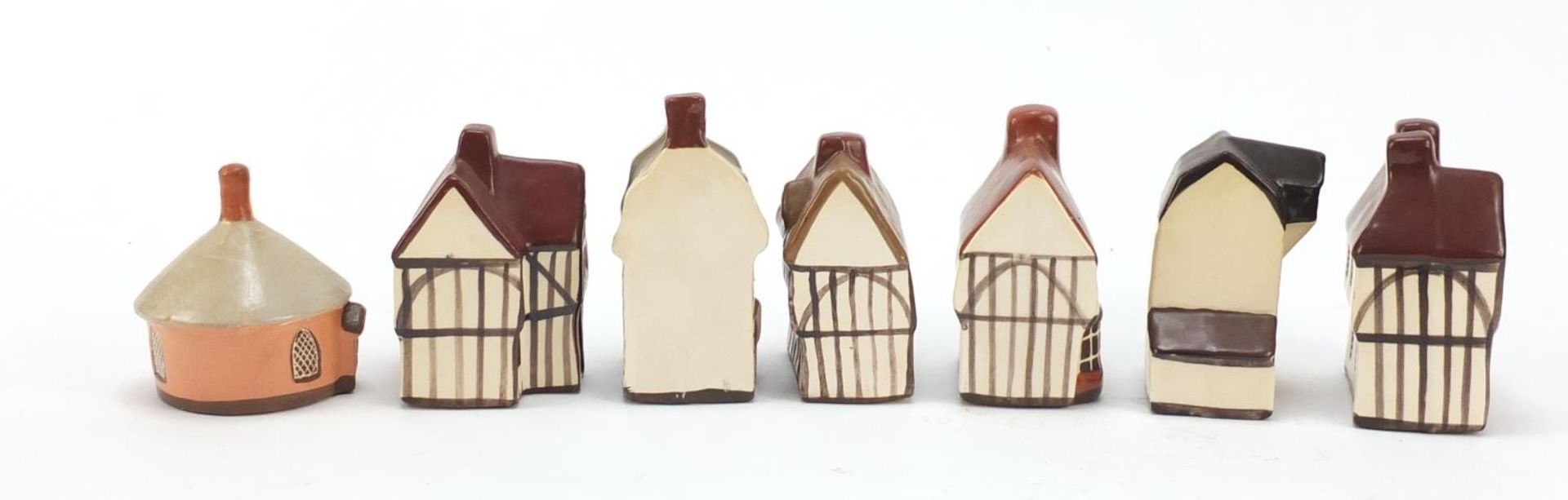 Seven Mudlen End Studio miniature cottages, the largest 9cm high - Bild 6 aus 10