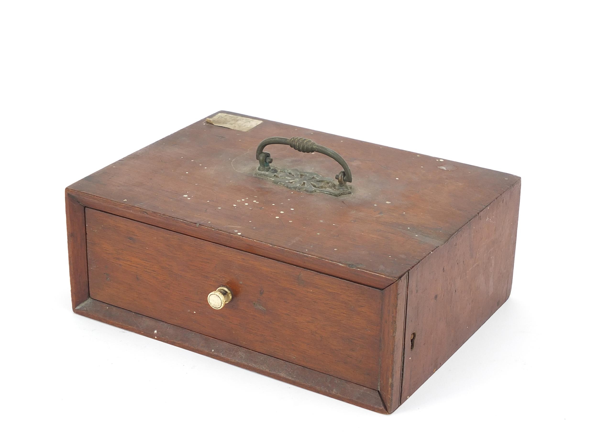 Mahogany coin collector's cabinet with six drawers and brass handle, by Edgar Lincoln, 8 Hollis - Image 4 of 6