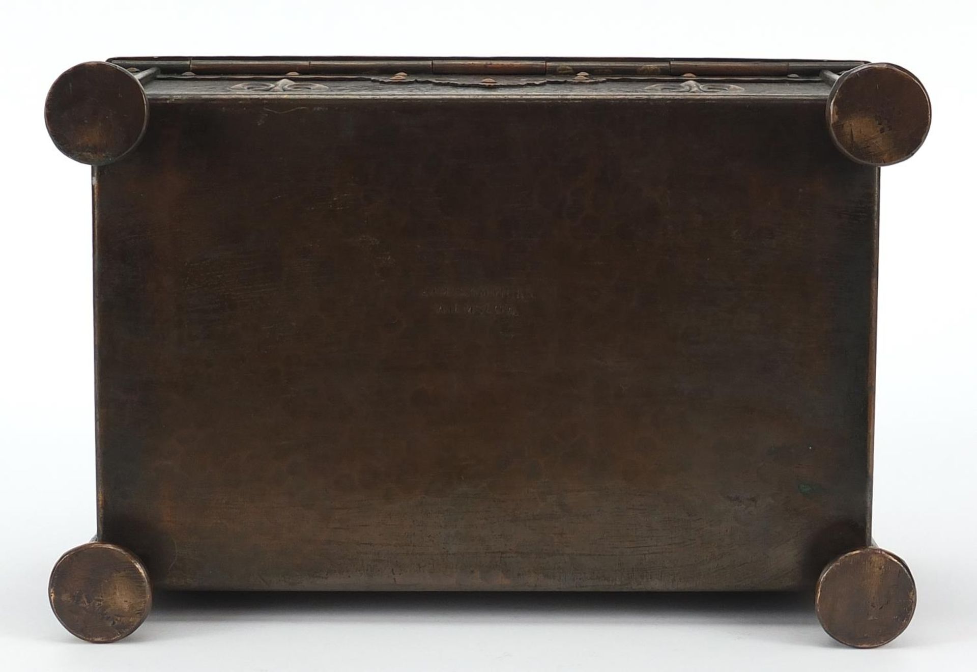 James Smithies of Wilmslow, Arts & Crafts copper casket with fleur de Lys, 10.5cm H x 26cm W x - Bild 3 aus 4