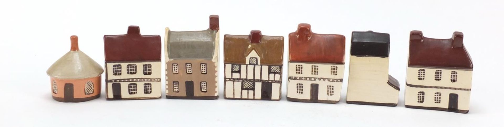 Seven Mudlen End Studio miniature cottages, the largest 9cm high - Bild 5 aus 10