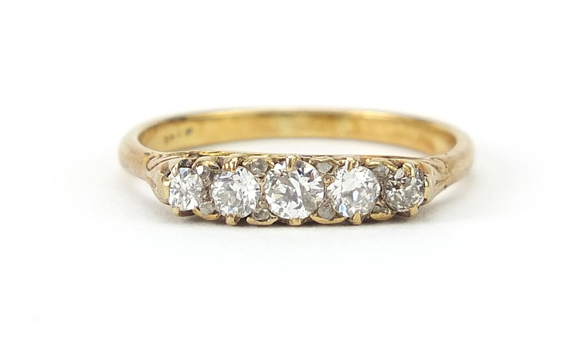 18ct gold graduated diamond five stone ring, the central diamond approximately 0.15ct, size R/S, 3.