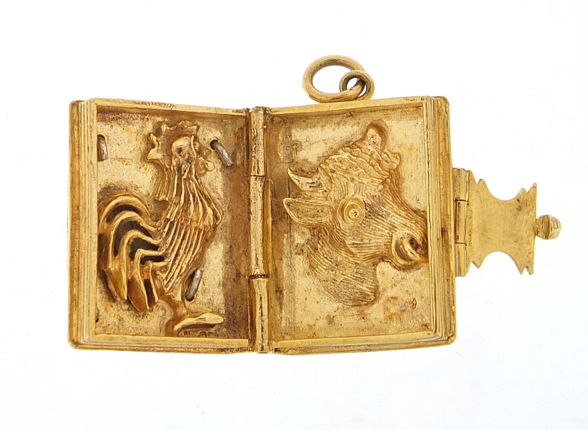 Heavy 9ct gold Cock and Bull storybook charm, opening to reveal a cock and bull, 2.2cm high, 12.9g - Image 3 of 3