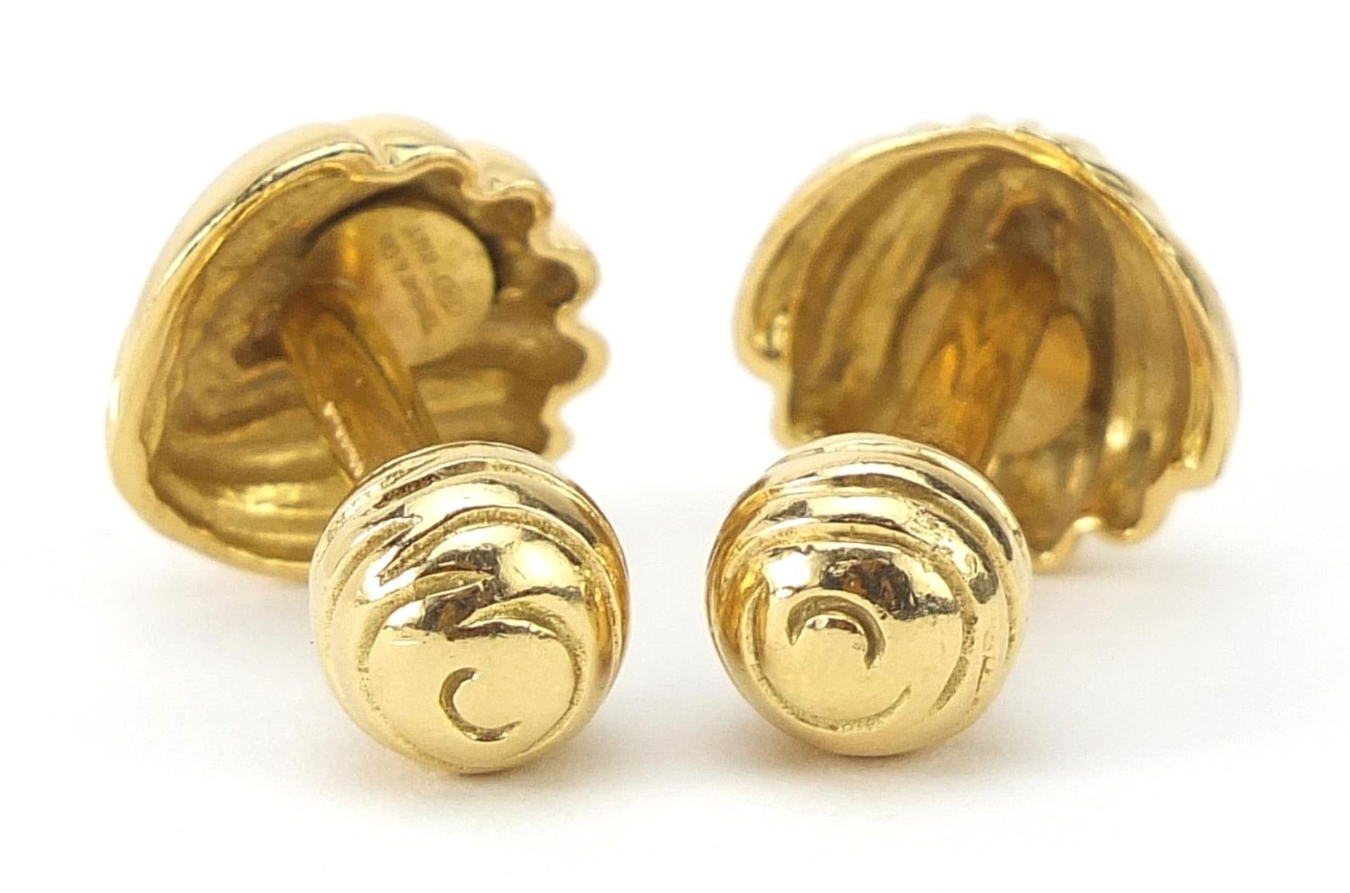 Tiffany & Co, pair of 18ct gold scallop shell cufflinks, 2.5cm in length, 27.5g - Bild 2 aus 4