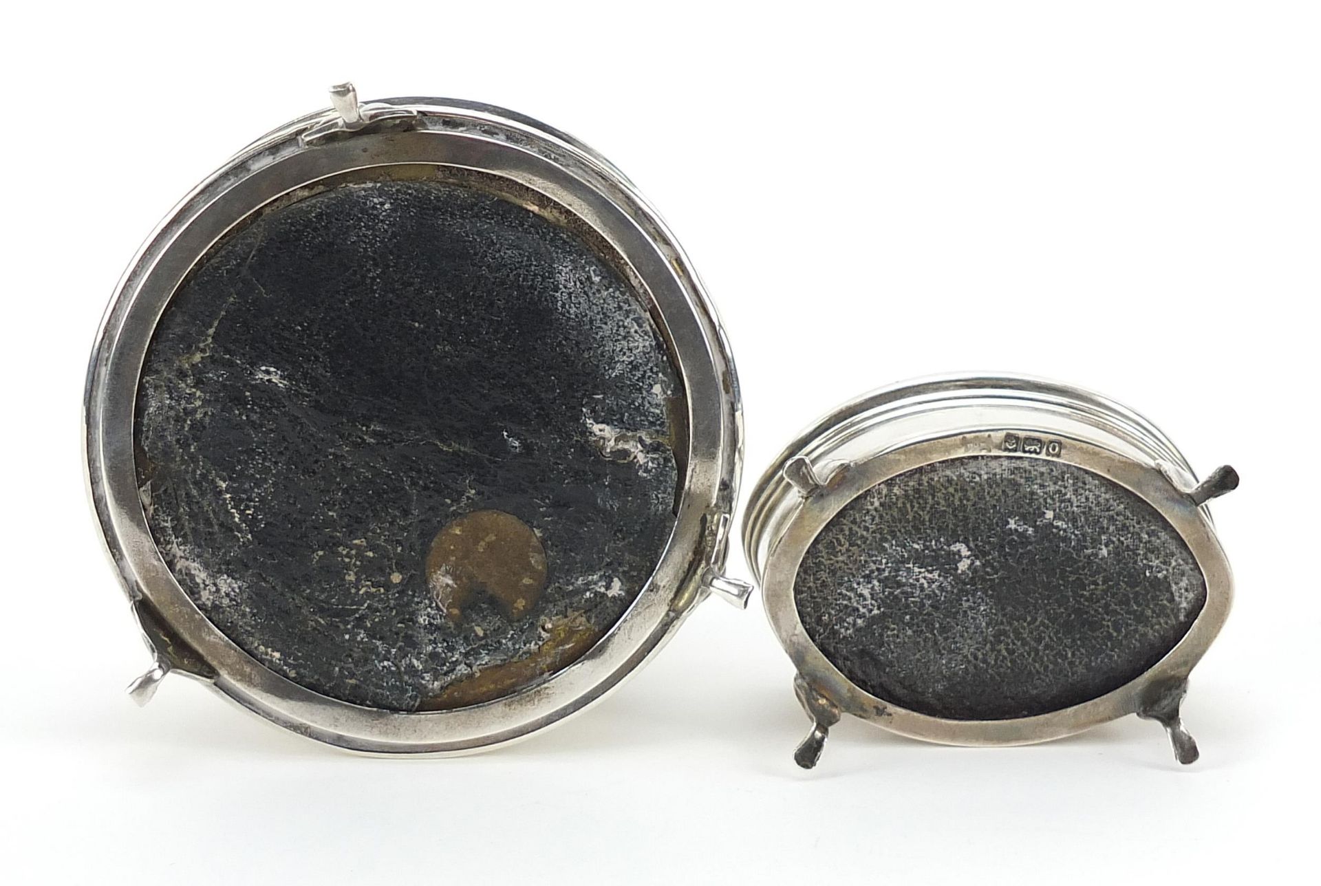 Two George V silver jewel boxes, Birmingham 1913 and London 1914, the largest 9cm in diameter, total - Image 4 of 6