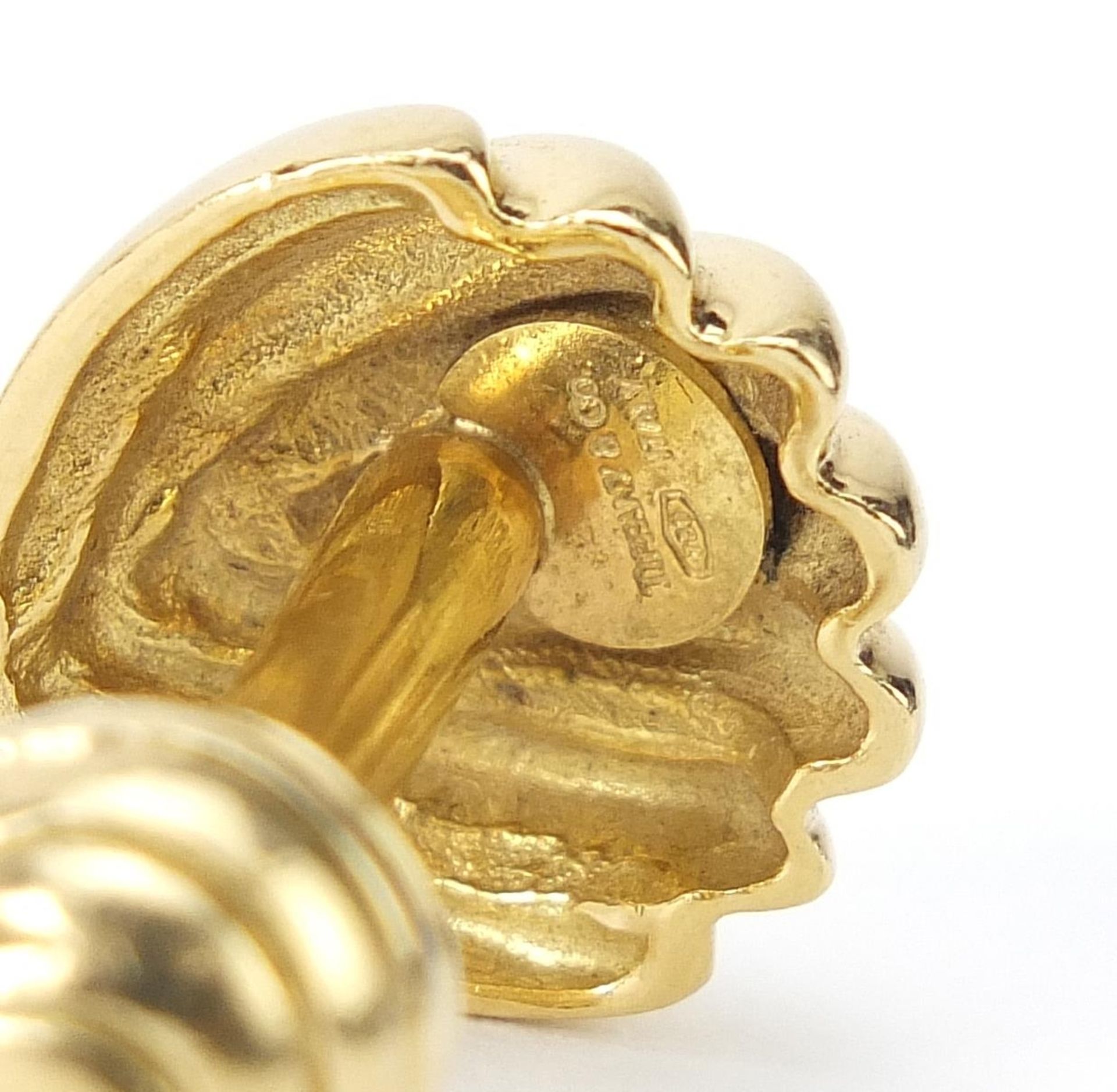 Tiffany & Co, pair of 18ct gold scallop shell cufflinks, 2.5cm in length, 27.5g - Bild 4 aus 4
