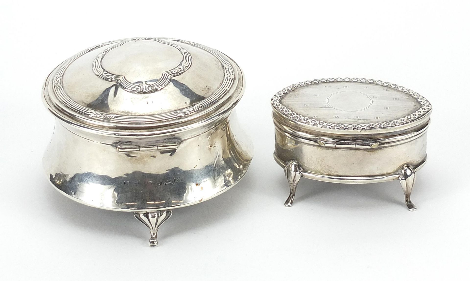 Two George V silver jewel boxes, Birmingham 1913 and London 1914, the largest 9cm in diameter, total - Image 3 of 6