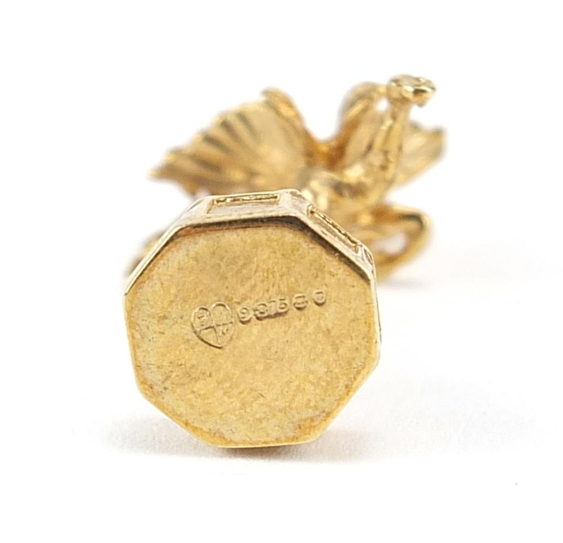 Two 9ct gold charms comprising Westminster Abbey and Eros, the largest 2.3cm high, total 10.0g - Bild 4 aus 4