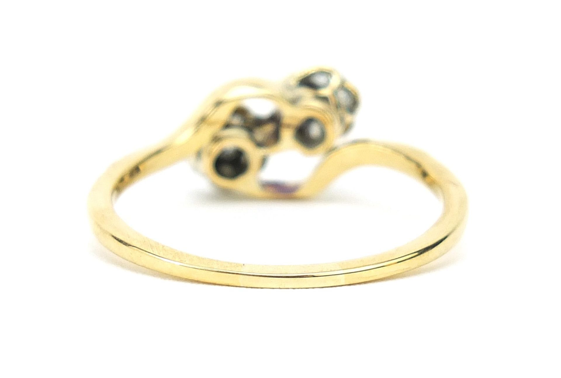 Unmarked gold and platinum diamond flower head crossover ring, size P, 2.5g - Bild 3 aus 6