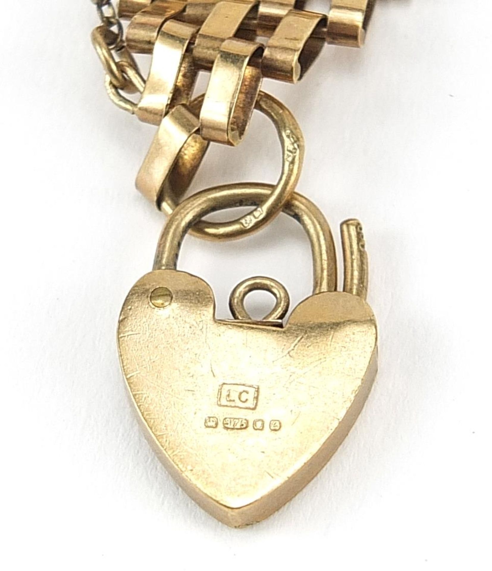 9ct gold six row gate link bracelet with love heart padlock, 18cm in length, 12.8g - Bild 3 aus 3