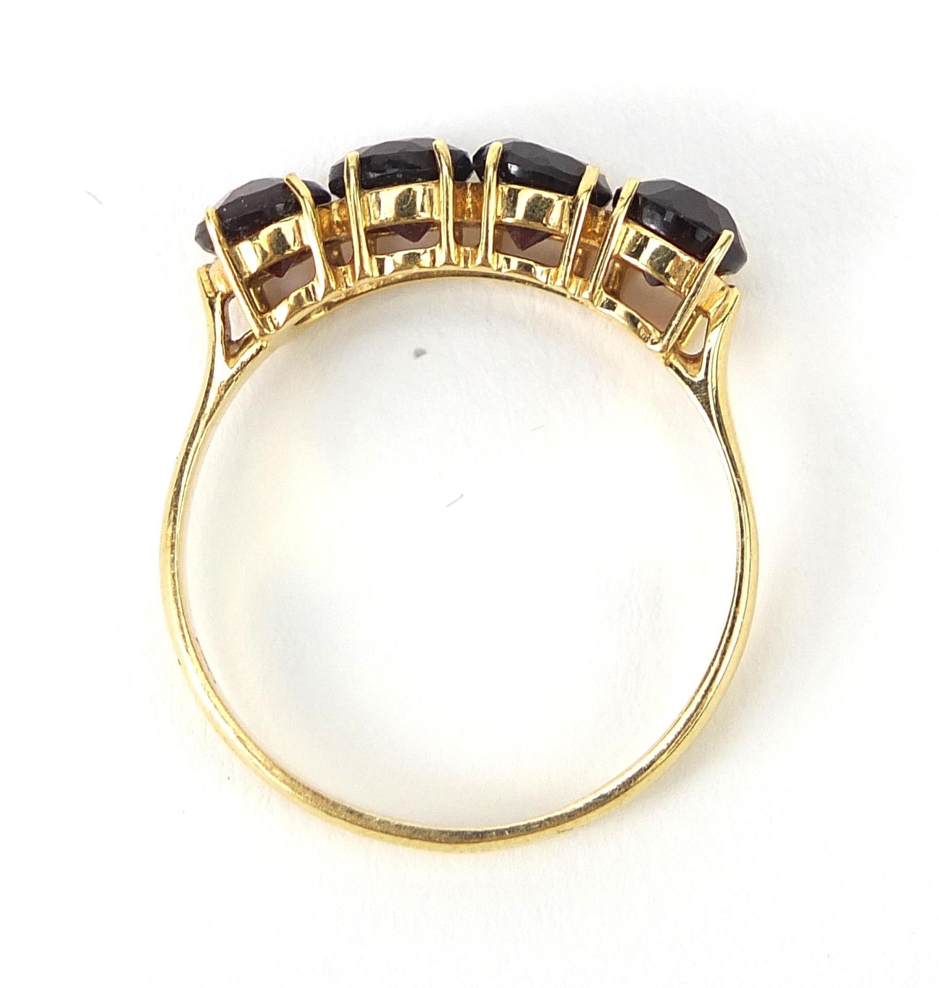 18ct gold garnet four stone ring, size Q, 3.0g - Bild 4 aus 6