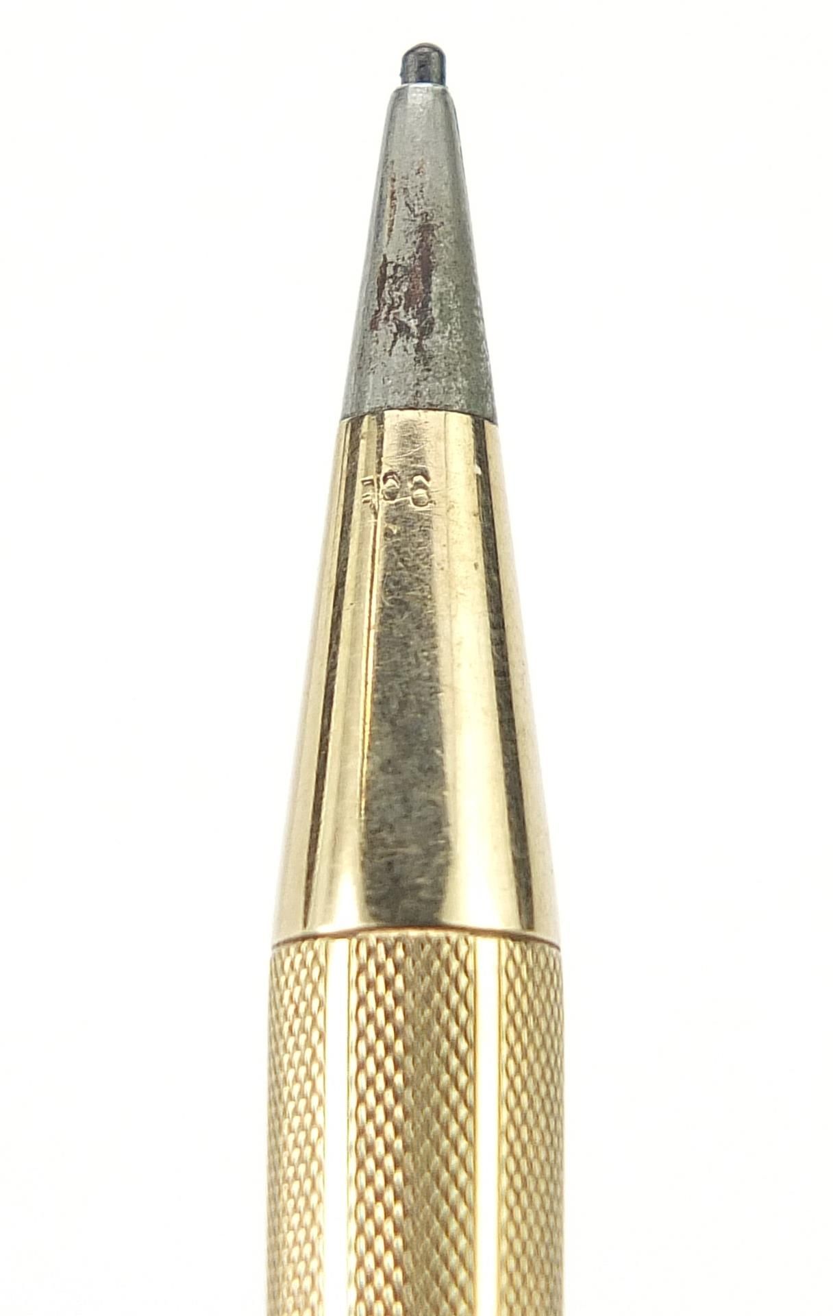 Unmarked gold propelling pencil with engine turned body, 11cm in length, 15.5g - Image 3 of 3