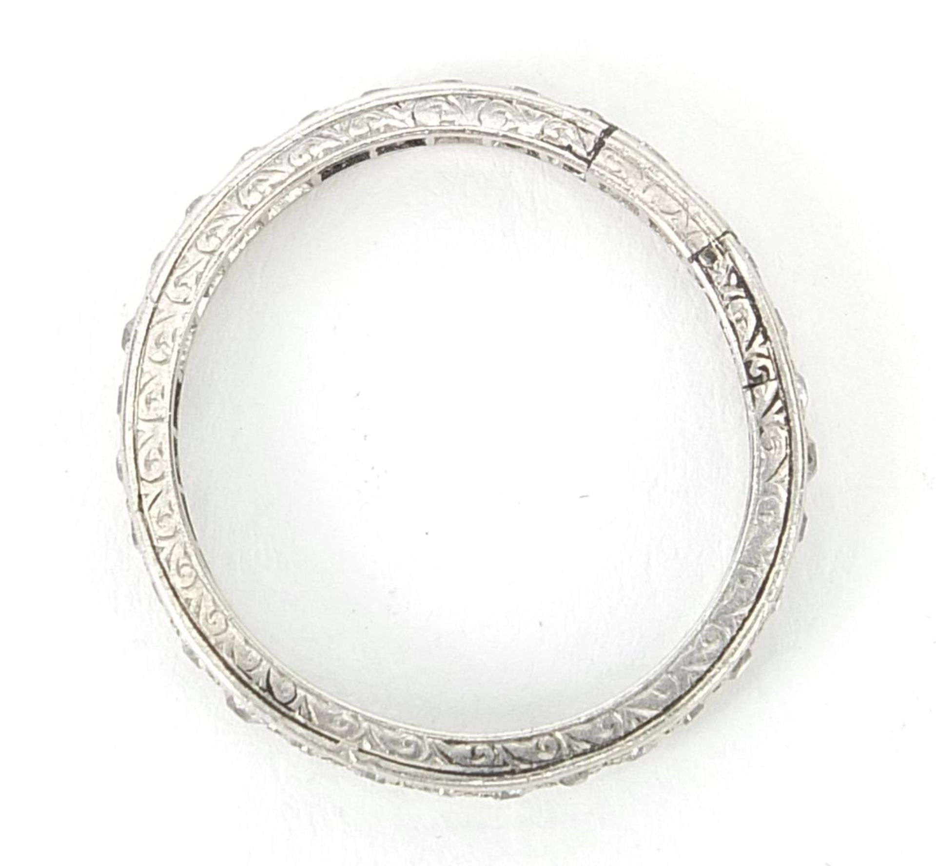 Unmarked white metal diamond eternity ring, the diamonds approximately 1.5mm in diameter, size S, - Bild 4 aus 4