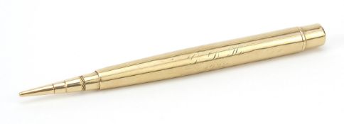 Sampson Mordan & Co, Edwardian 9ct gold cased propelling pencil, London 1930, 12.6cm in length, 31.