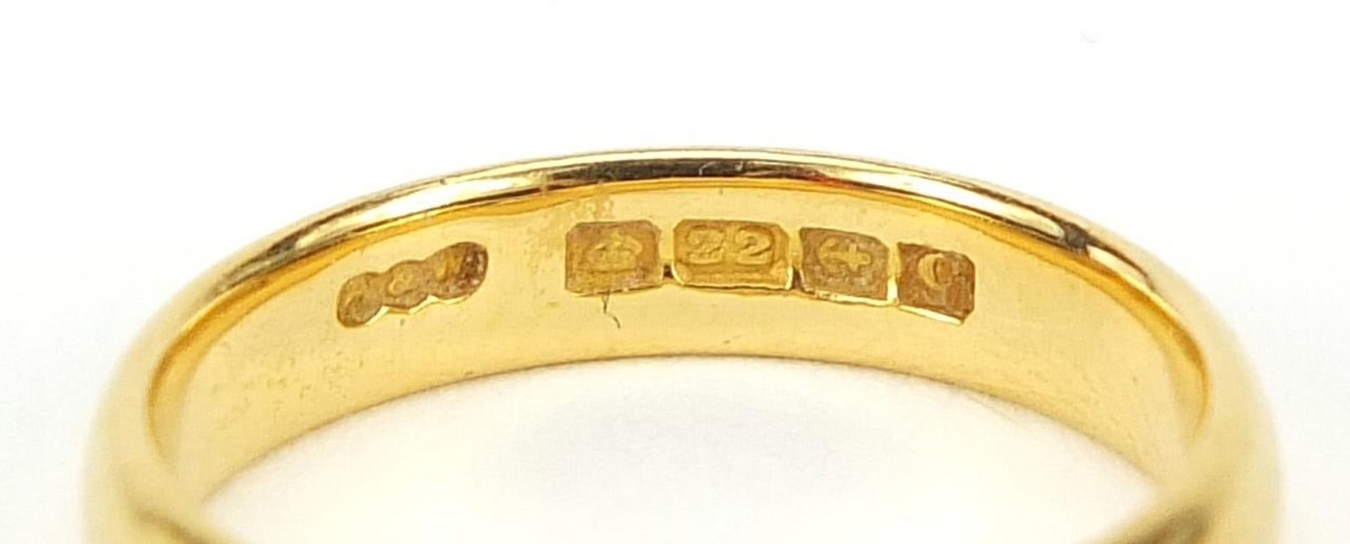 Four gold rings comprising one 22ct gold, size K, 4.0g, two 18ct gold, sizes J and Q, 7.6g and one - Image 5 of 8