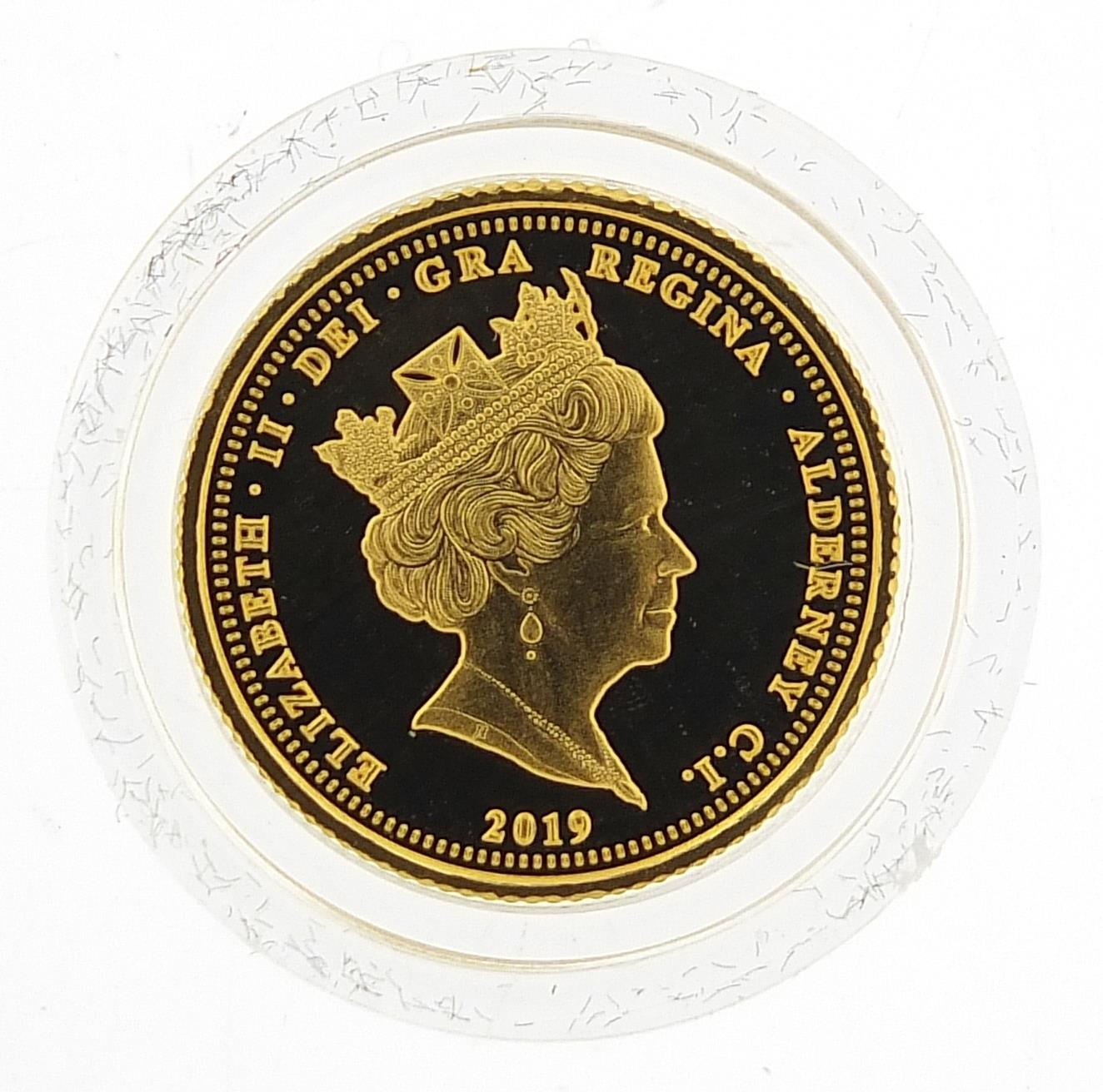 Elizabeth II 2019 commemorative gold quarter sovereign housed in a Hattons of London box - this