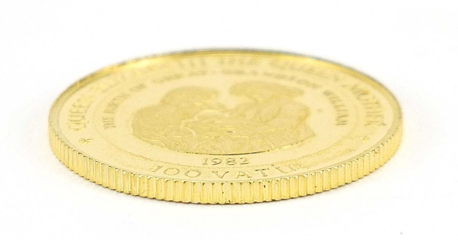 Queen Elizabeth - The birth of Great Grandson William 1982 commemorative gold coin, 8.0g - this - Image 3 of 3