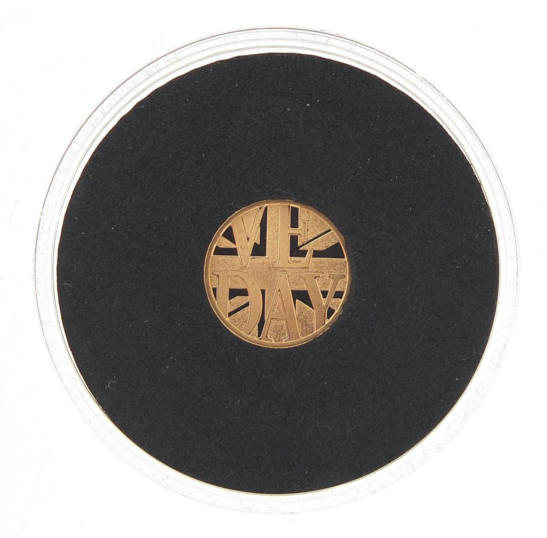 VE Day 75th Anniversary 2020 gold proof quarter sovereign with box and certificate number 039 of - Image 2 of 3