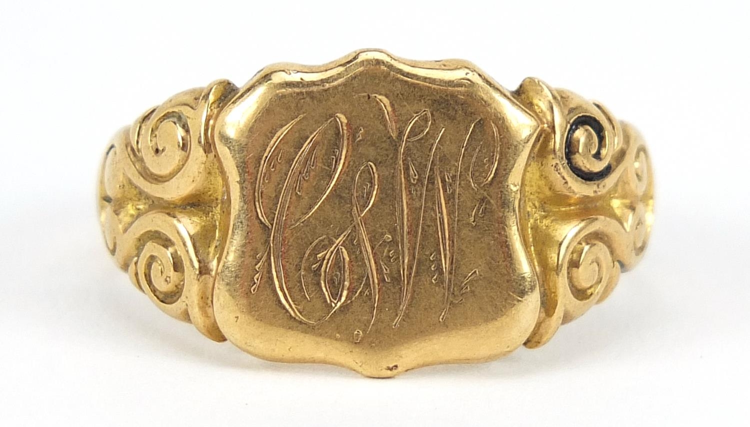 George V 18ct gold shield shaped signet ring with scrolled shoulders, Birmingham 1916, size V, 9.