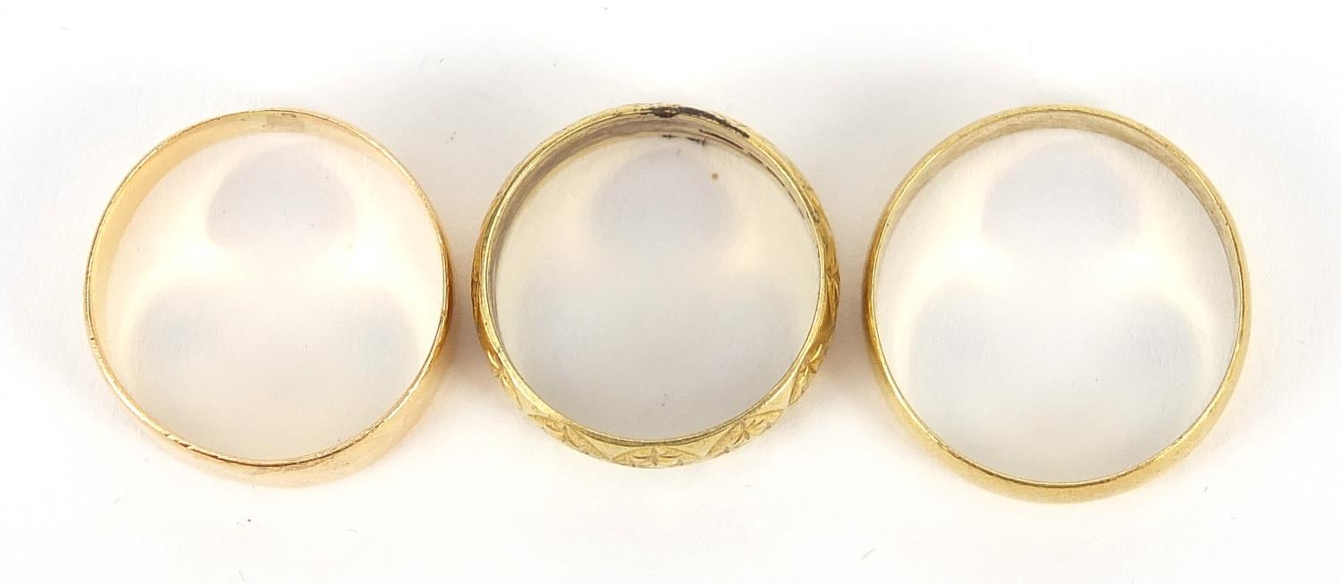 Gold rings comprising two 18ct gold, size O and T, 9.0g and one other with indistinct marks, size R, - Image 4 of 7