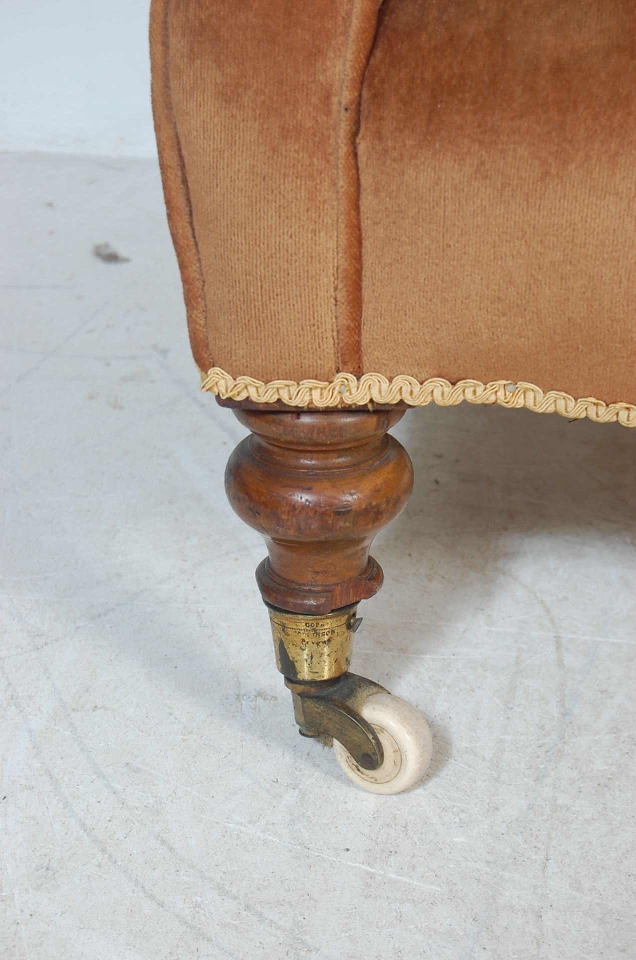 VICTORIAN 19TH CENTURY SPOON BACK MAHOGANY ARMCHAIR - Image 4 of 5