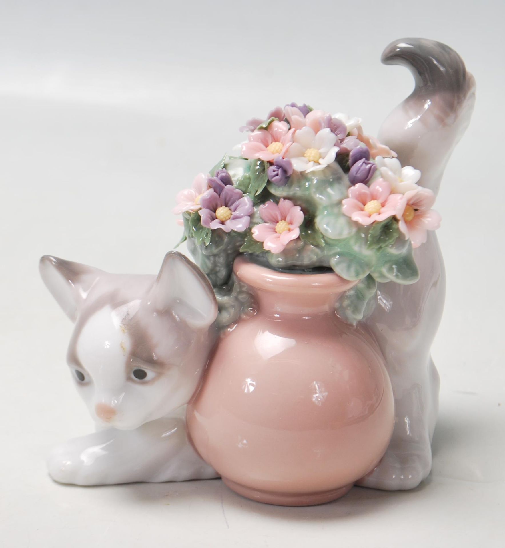A COLLECTION OF LLADRO FIGURINES IN THE FORM OF CATS PLAYING. - Bild 7 aus 8