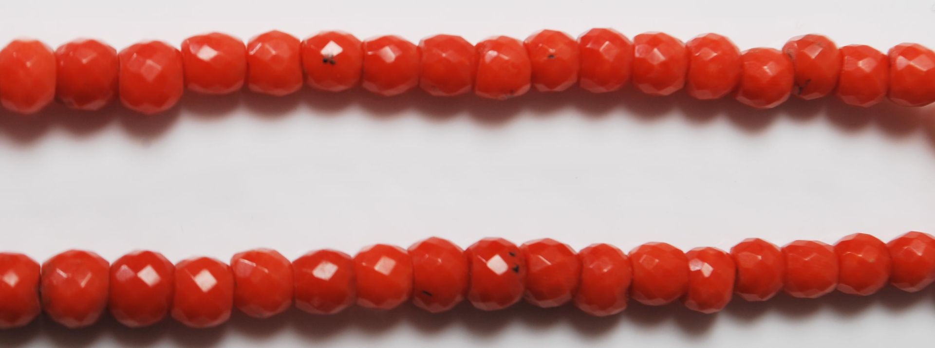 VICTORIAN FACETED CORAL BEADED NECKLACE - Image 3 of 6