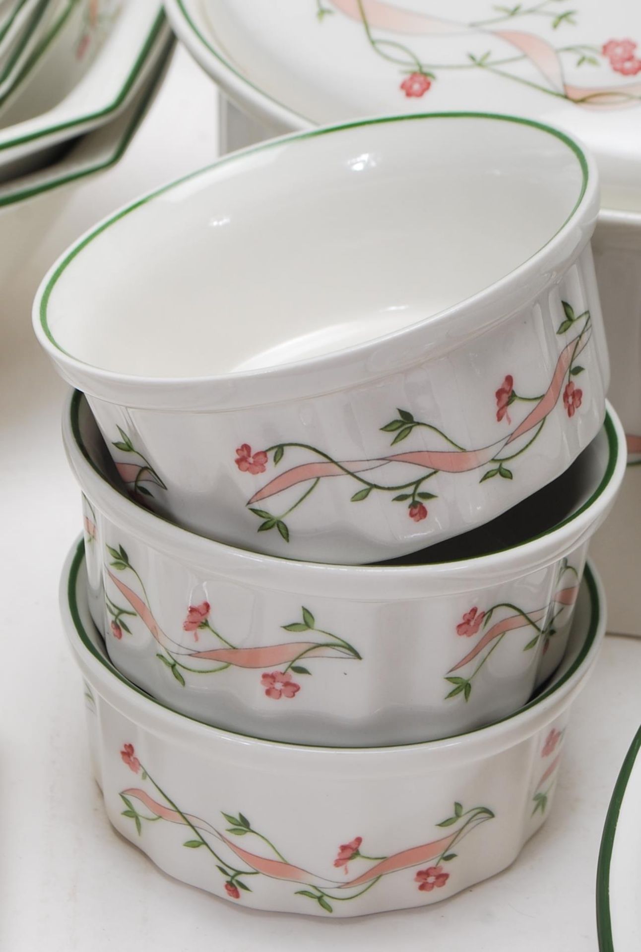 LAARGE DINNER SERVICE BY JOHNSON BROS ETERNAL BEAU - Image 10 of 19