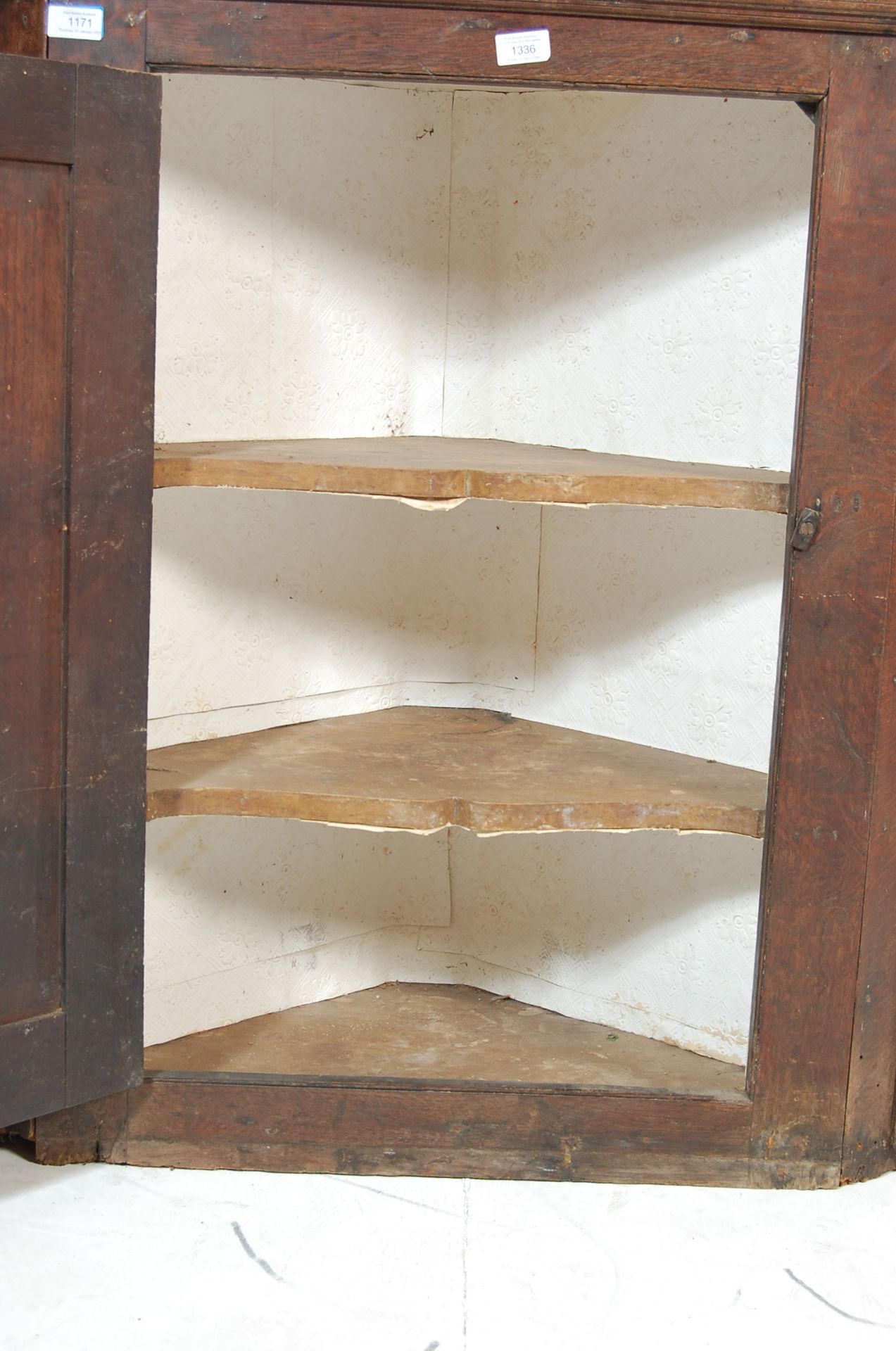 A George III 19th century country oak hanging corner cabinet - Image 4 of 6