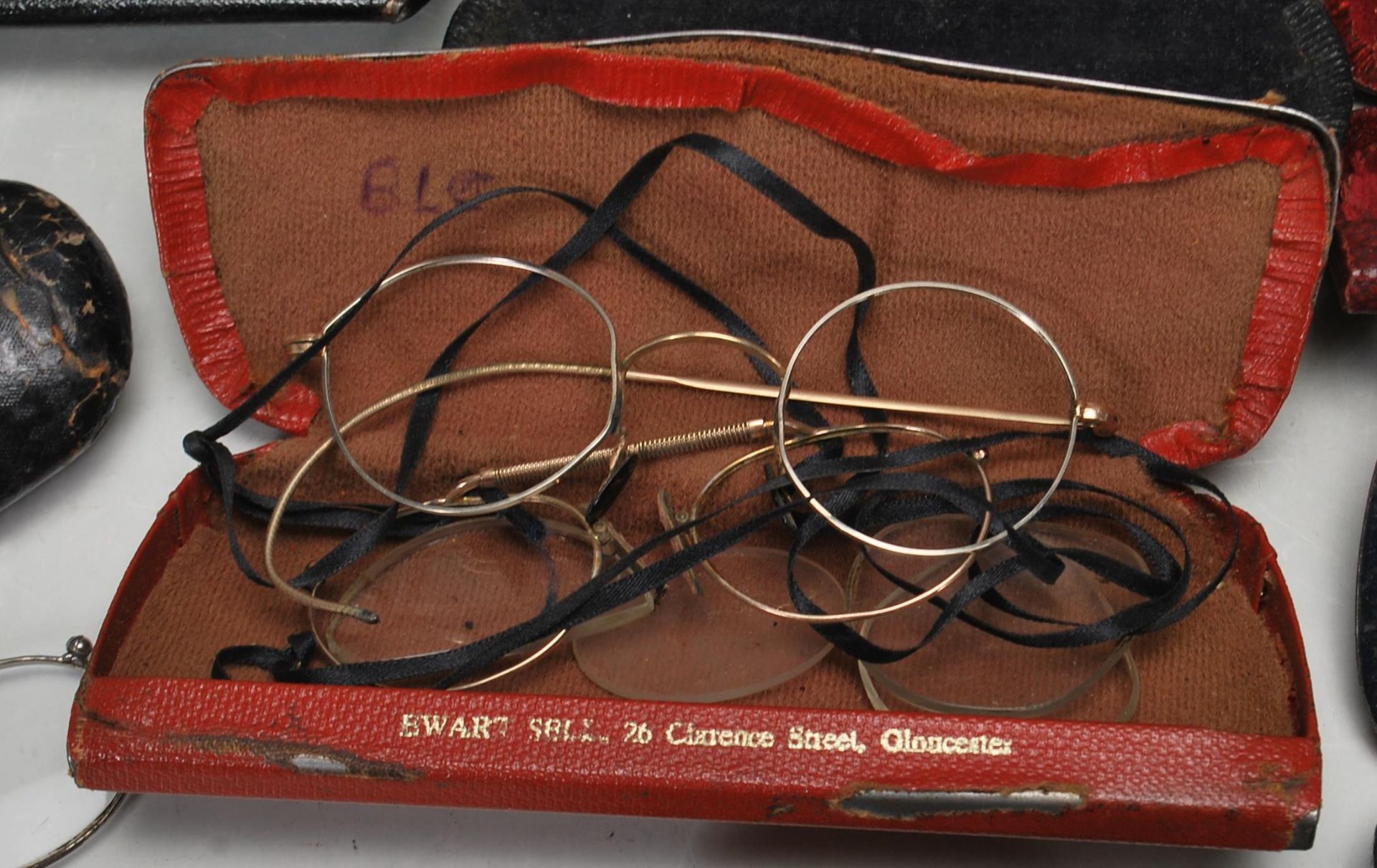 LARGE QUANTITY OF ANTIQUE AND VINTAGE SPECTACLES - Image 6 of 8