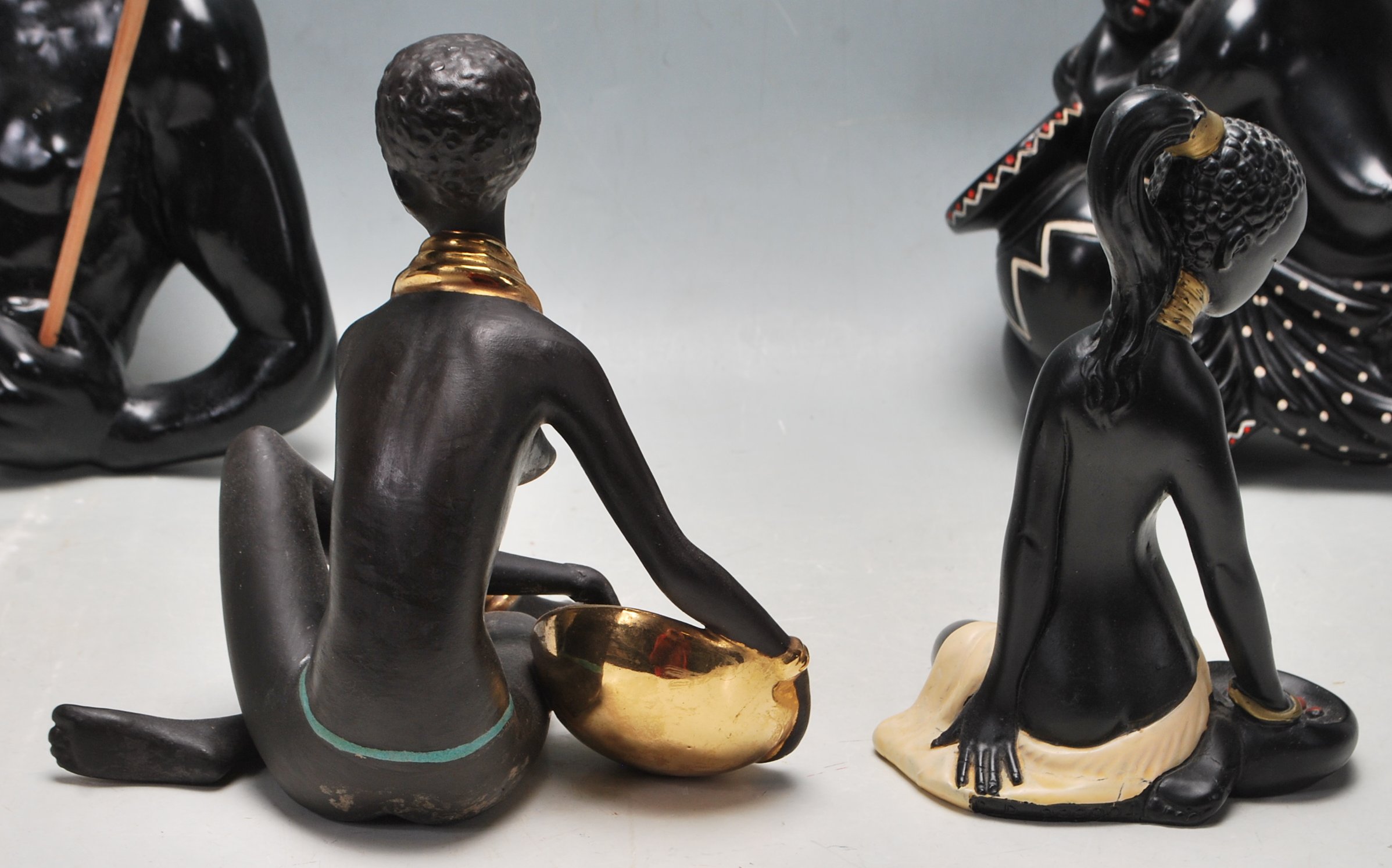 COLELCTION OF FOUR VINTAGE 1950S BLACKAMOOR DECORATIVE PLAQUES AND FIGURINES - Image 5 of 6