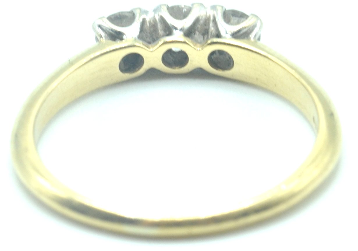 CONTEMPORARY 18CT GOLD AND DIAMOND THREE STONE RING - Image 5 of 6