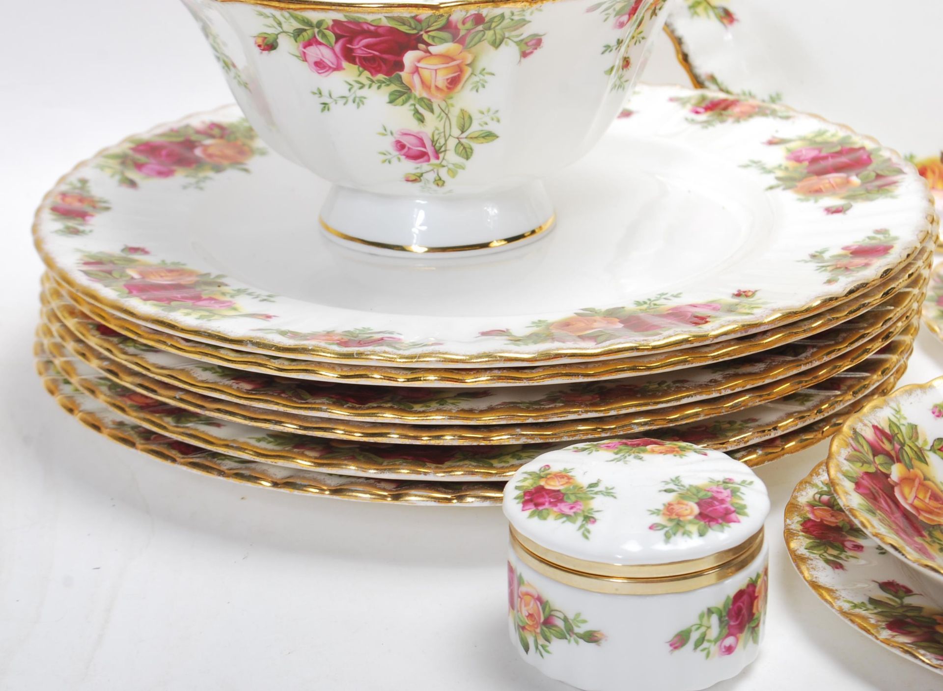 COLLECTION OF ROYAL ALBERT OLD COUNTRY ROSES CHINA - Image 4 of 9