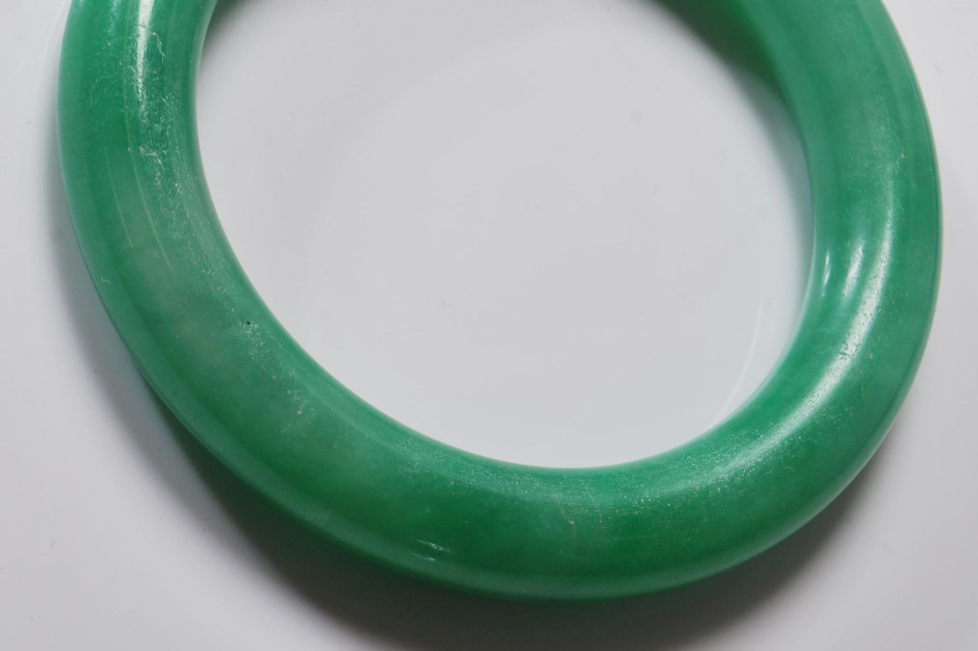 20TH CENTURY CHINESE JADE STYLE GREEN HARD STONE BANGLE - Image 5 of 5