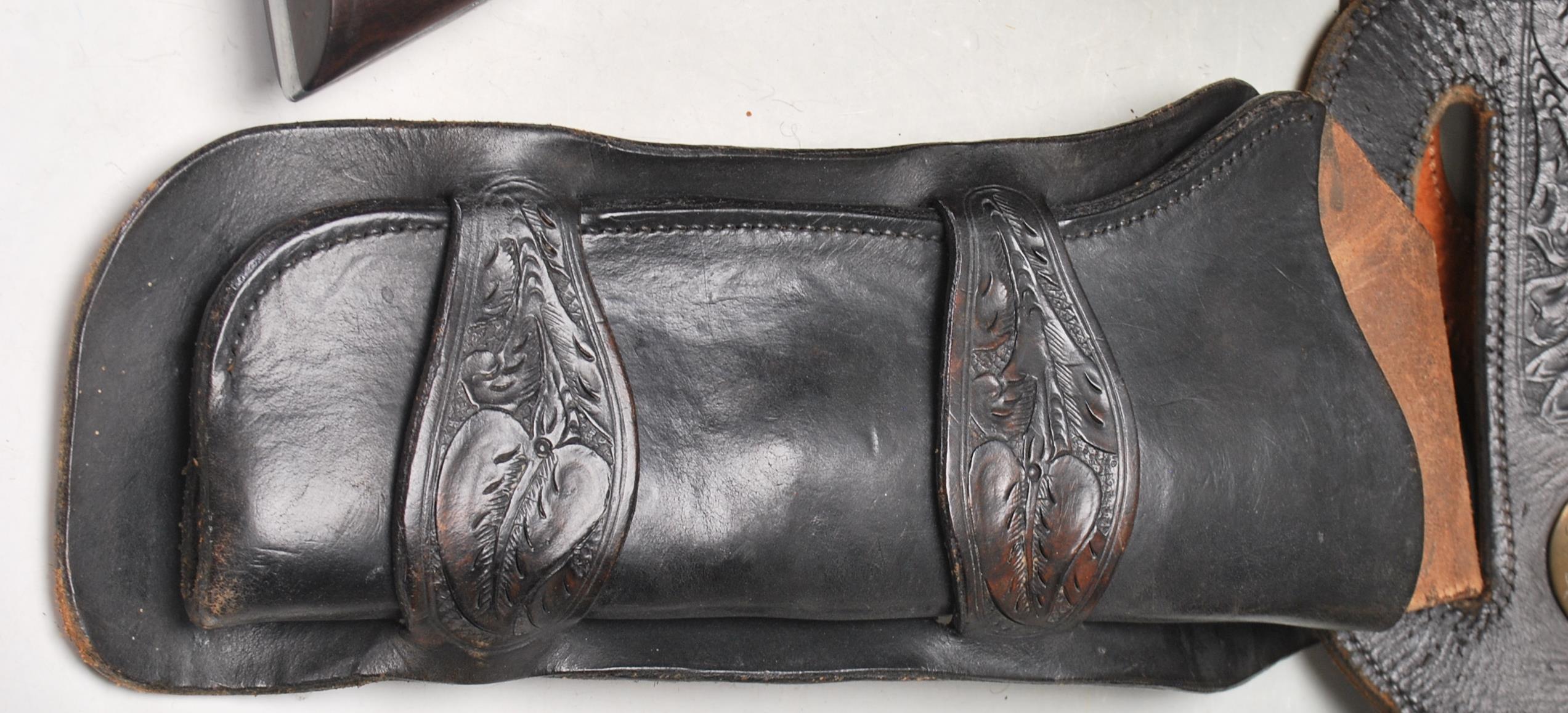 PAIR OF 20TH CENTURY BLACK AND BROWN LEATHER COWBOY GUN HOLSTER - Bild 2 aus 9