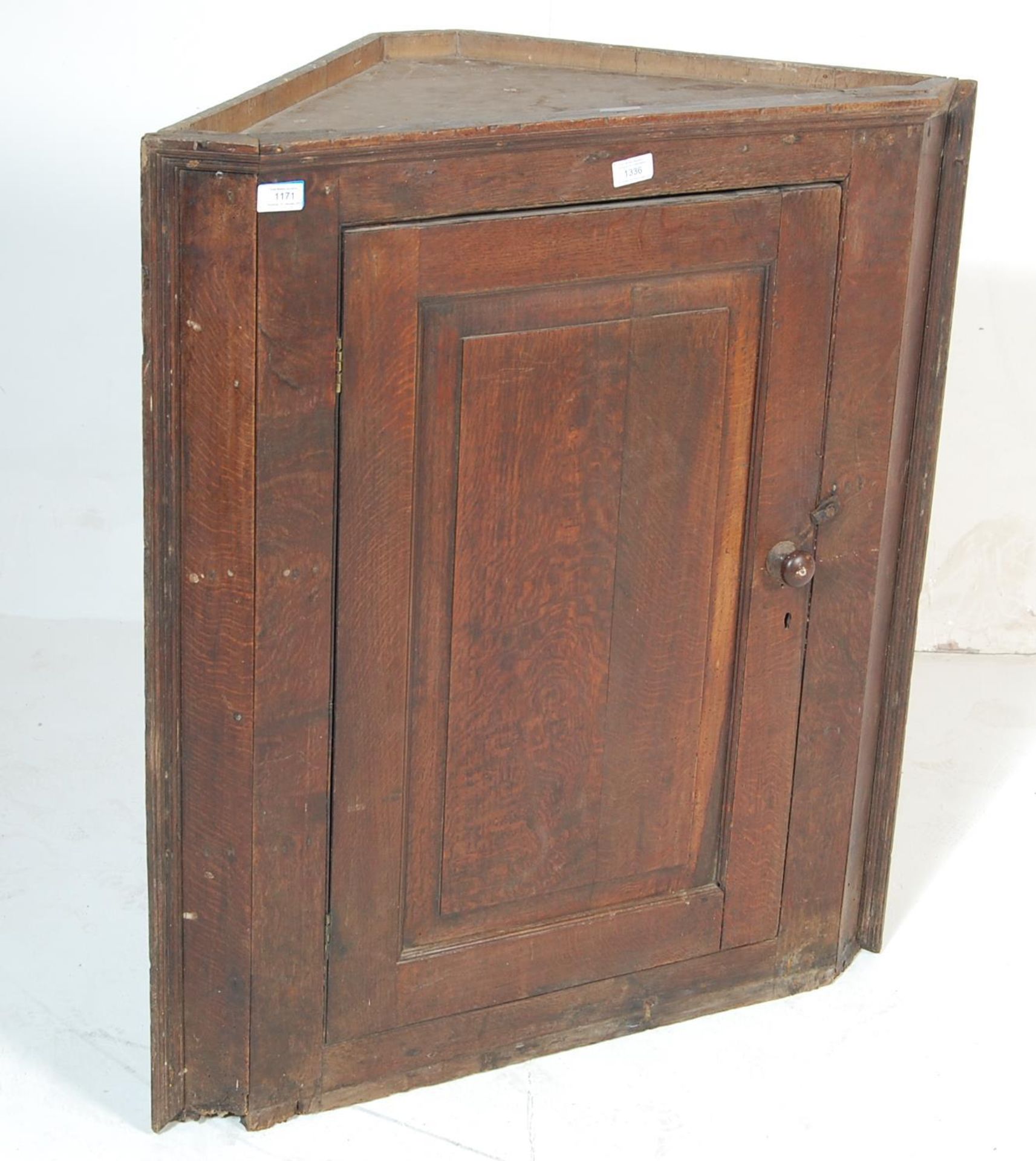 A George III 19th century country oak hanging corner cabinet - Image 2 of 6