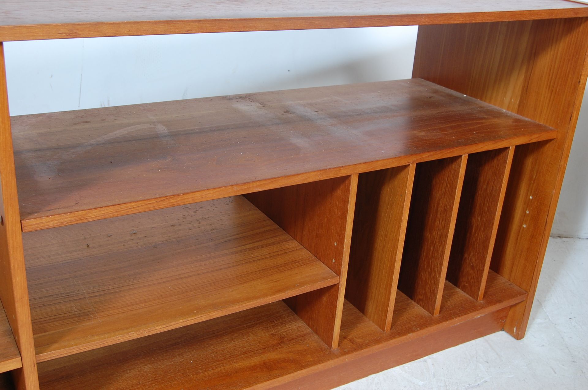 MID CENTURY TEAK WOOD STEREO HI-FI CABINET SIDEBOARD - Image 4 of 6