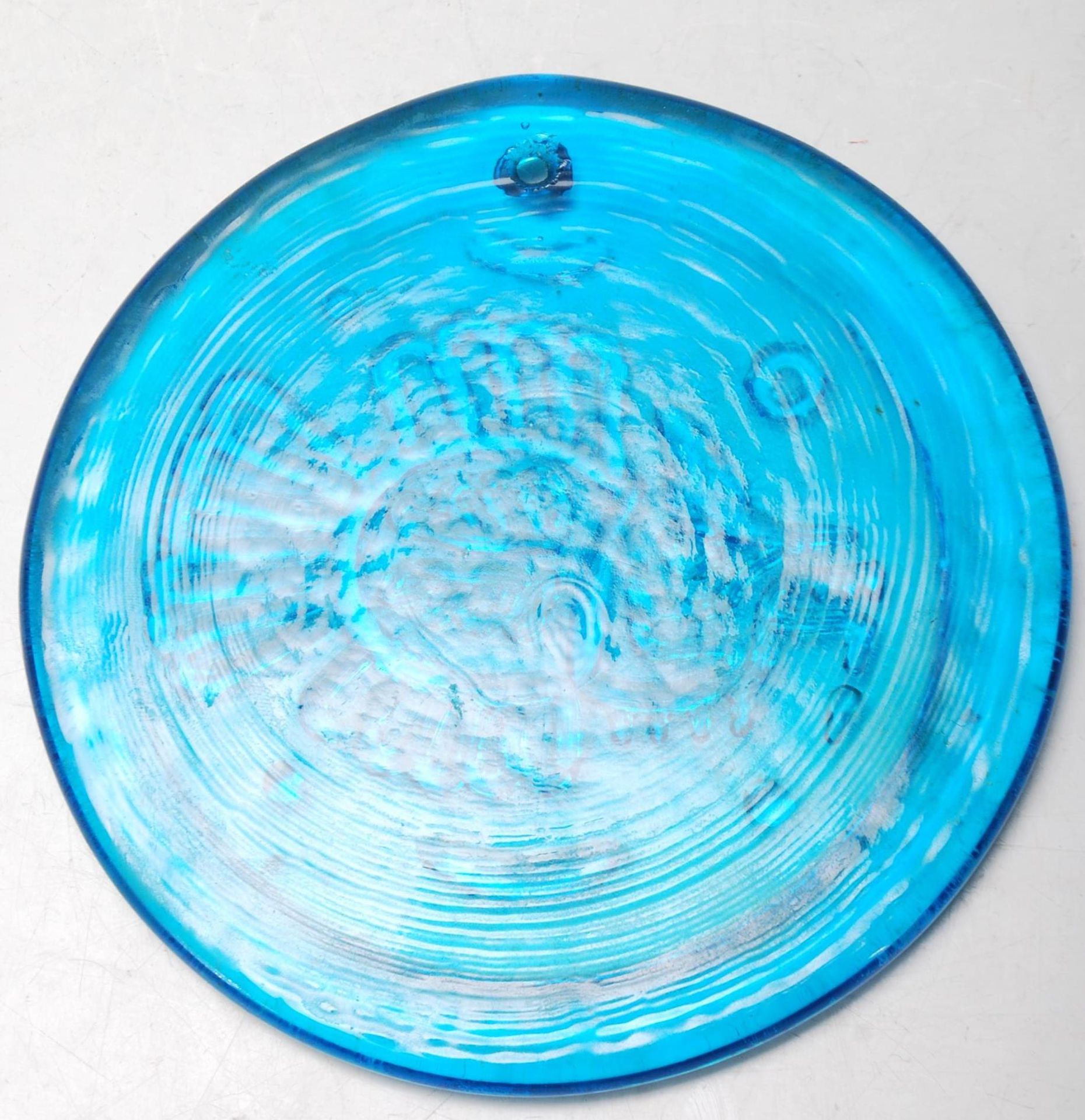 UNUSUAL 1960'S RETRO VINTAGE BLUE GLASS FISH DISC - Image 4 of 5