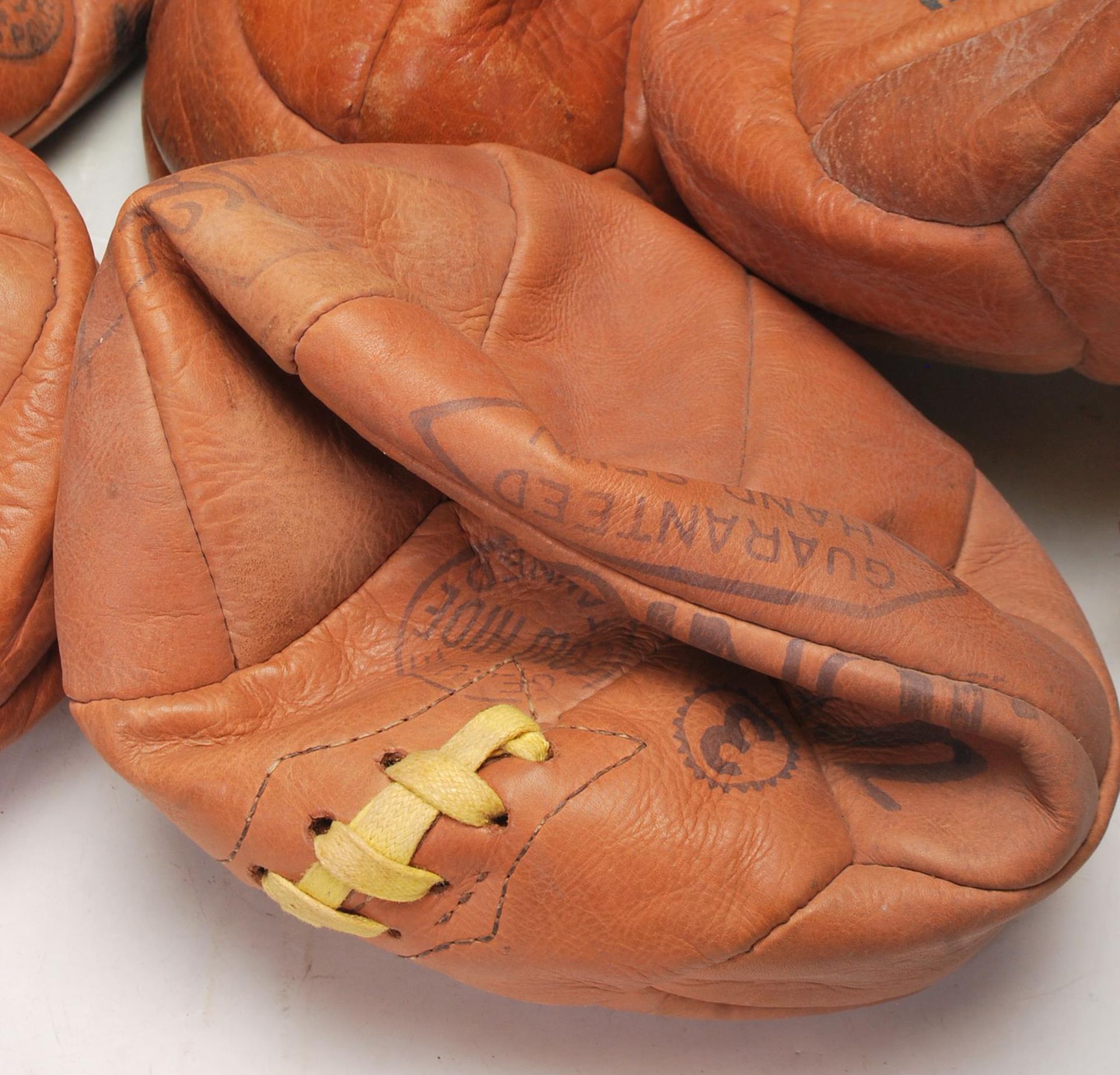 COLLECTION OF EARLY LEATHER FOOTBALLS STAR - TIGER ETC - Bild 4 aus 6